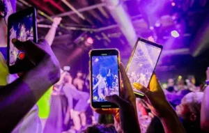 Telefonok a táncparketten – rontják vagy megőrzik a klubélményt? 💃🎶