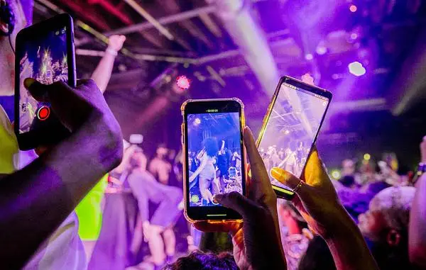Telefonok a táncparketten – rontják vagy megőrzik a klubélményt? 💃🎶